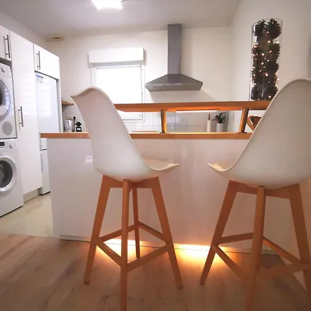 90 M2 Avec Parking Terrasse Balcons, Proche Du Port Et Plages Апартаменты *