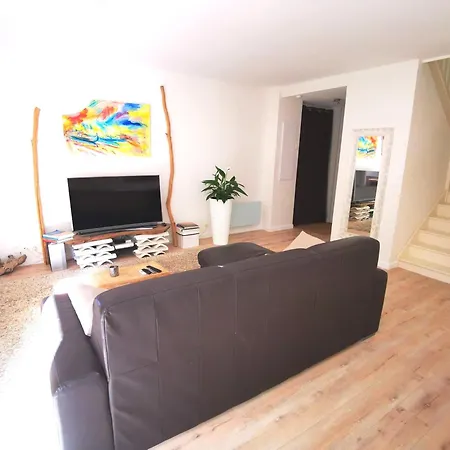 90 M2 Avec Parking Terrasse Balcons, Proche Du Port Et Plages *