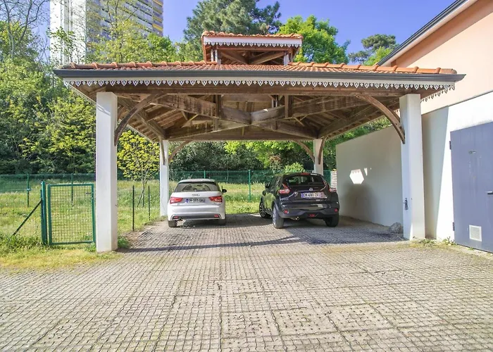 90 M2 Avec Parking Terrasse Balcons, Proche Du Port Et Plages