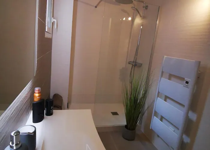 90 M2 Avec Parking Terrasse Balcons, Proche Du Port Et Plages Апартаменты *