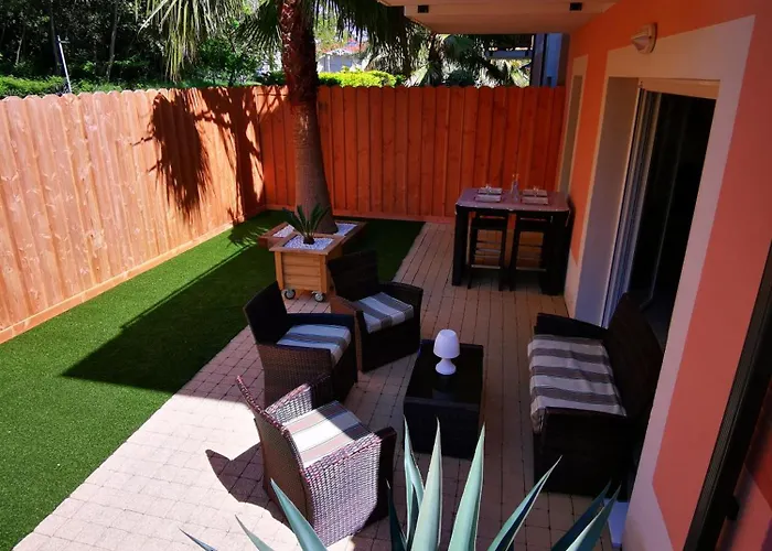 90 M2 Avec Parking Terrasse Balcons, Proche Du Port Et Plages *