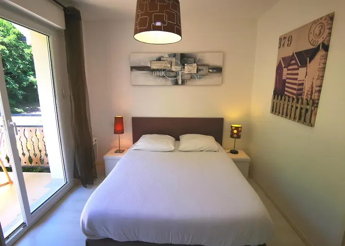 90 M2 Avec Parking Terrasse Balcons, Proche Du Port Et Plages