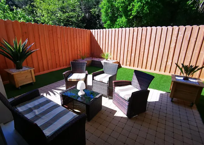 90 M2 Avec Parking Terrasse Balcons, Proche Du Port Et Plages