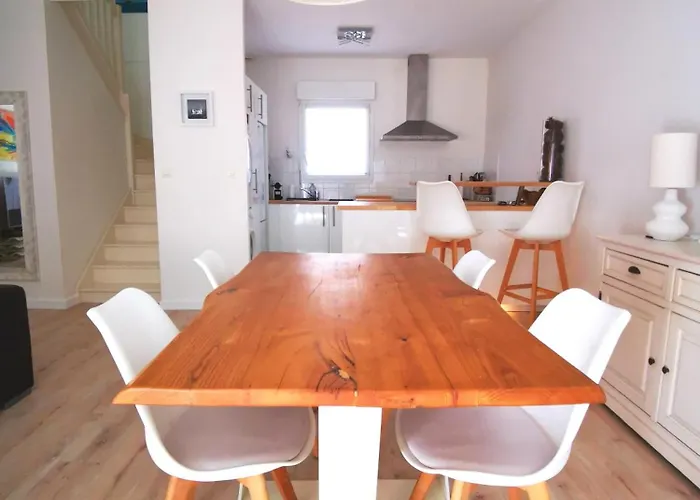 90 M2 Avec Parking Terrasse Balcons, Proche Du Port Et Plages Апартаменты