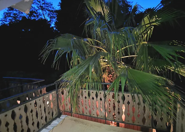 90 M2 Avec Parking Terrasse Balcons, Proche Du Port Et Plages *