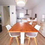 90 M2 Avec Parking Terrasse Balcons, Proche Du Port Et Plages Appartement
