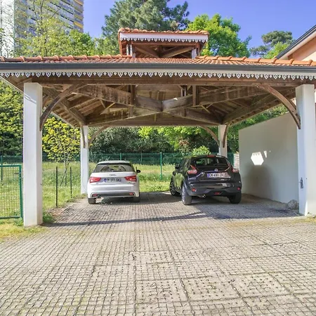 90 M2 Avec Parking Terrasse Balcons, Proche Du Port Et Plages