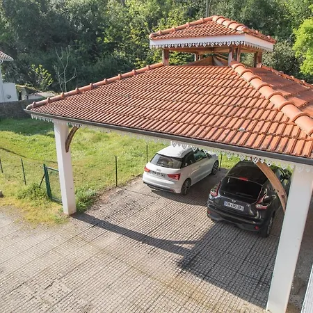 90 M2 Avec Parking Terrasse Balcons, Proche Du Port Et Plages