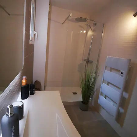 90 M2 Avec Parking Terrasse Balcons, Proche Du Port Et Plages Apartment *