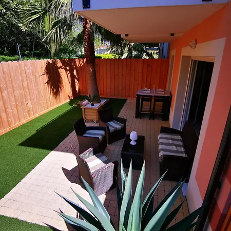 90 M2 Avec Parking Terrasse Balcons, Proche Du Port Et Plages *