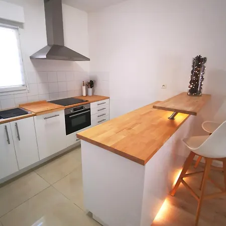 Apartment 90 M2 Avec Parking Terrasse Balcons, Proche Du Port Et Plages *