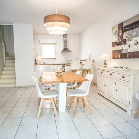 90 M2 Avec Parking Terrasse Balcons, Proche Du Port Et Plages *