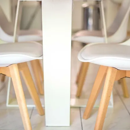 Apartment 90 M2 Avec Parking Terrasse Balcons, Proche Du Port Et Plages