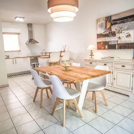 90 M2 Avec Parking Terrasse Balcons, Proche Du Port Et Plages