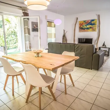 Apartment 90 M2 Avec Parking Terrasse Balcons, Proche Du Port Et Plages *