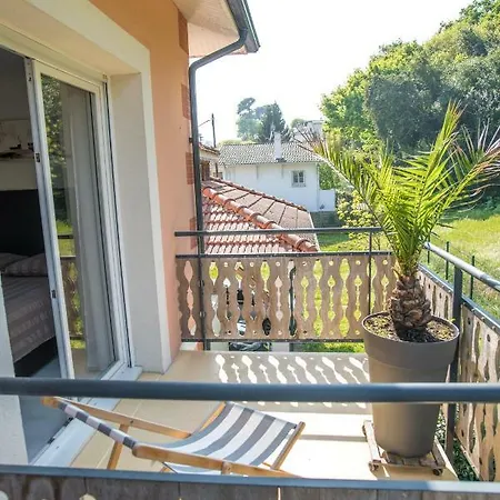 90 M2 Avec Parking Terrasse Balcons, Proche Du Port Et Plages *