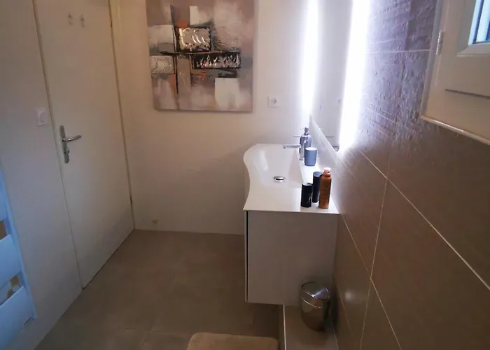 90 M2 Avec Parking Terrasse Balcons, Proche Du Port Et Plages Apartment