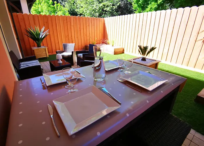 90 M2 Avec Parking Terrasse Balcons, Proche Du Port Et Plages شقة