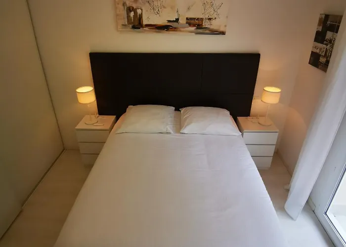 شقة 90 M2 Avec Parking Terrasse Balcons, Proche Du Port Et Plages