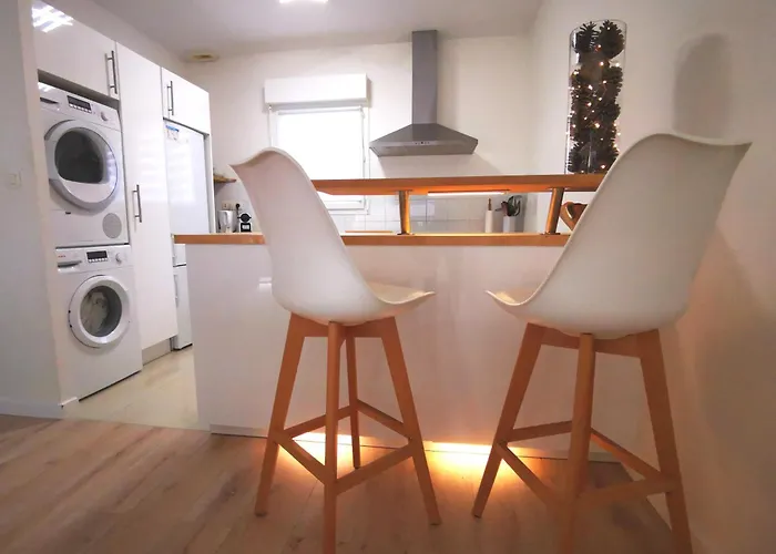 90 M2 Avec Parking Terrasse Balcons, Proche Du Port Et Plages شقة *