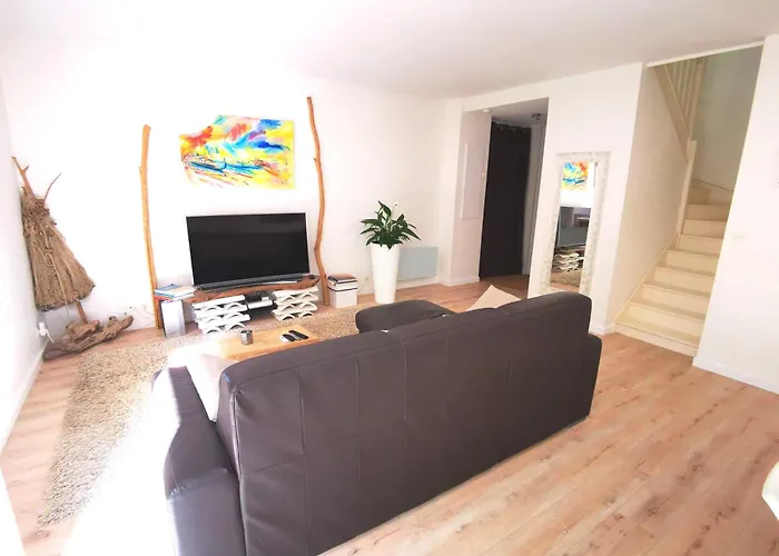 90 M2 Avec Parking Terrasse Balcons, Proche Du Port Et Plages *