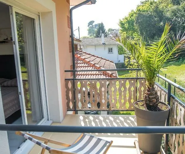 90 M2 Avec Parking Terrasse Balcons, Proche Du Port Et Plages *