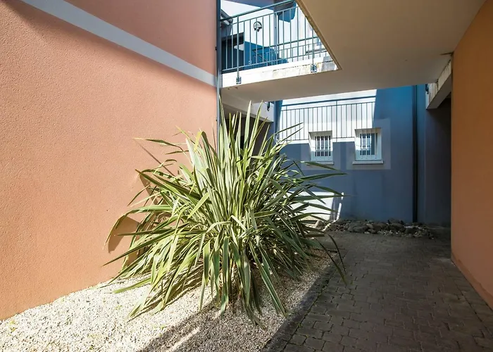 Apartment 90 M2 Avec Parking Terrasse Balcons, Proche Du Port Et Plages *